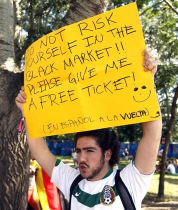 Do not risk yourself in the black market ... Please give me a free ticket - Spanischer Fan versucht mit etwas Humor ein kostenloses Ticket zu ergattern -  Fußball Länderspiel Herren EURO 2008, EM, Nationalteam, Finale Einzelbild Wien Komik