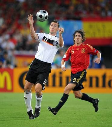 Miroslav Klose (Deutschland, li.) gegen Carles Puyol (Spanien) - Fußball EM Herren EURO 2008, Finale, Nationalteam, Nationaltrikot Gruppe wien Dynamik,