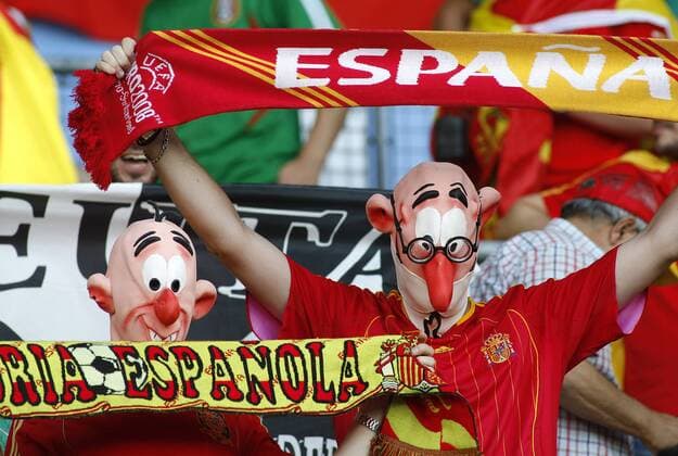 Spanische Fans mit Schal und Maske -  Fußball EM Herren EURO 2008, Länderspiel, Finale, Nationalteam Gruppe Wien