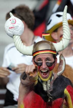 Deutscher Fan mit Körperbemalung in den Nationalfarben und Wikingerhelm Fußball EM Herren Euro 2008, Länderspiel, Finale, Nationalmannschaft, Einzelbild Wien Begeisterung