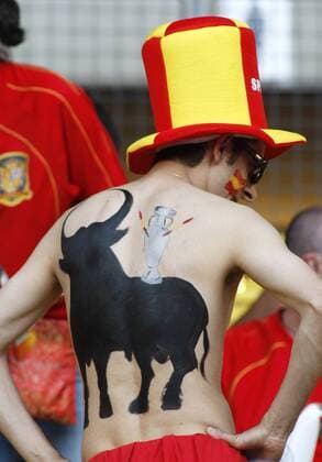 Spanischer Fan mit aufgemaltem Stier und EM Pokal auf seinem Rücken -  Fußball EM Herren EURO 2008, Länderspiel, Finale, Nationalteam Einzelbild Wien