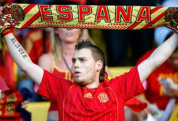 Spanischer Fan mit Schal -  Fußball EM Herren EURO 2008, Länderspiel, Finale, Nationalteam Einzelbild Wien