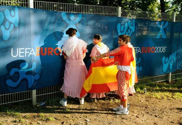 Pinkelpause bei den spanischen Fans - Fußball Länderspiel Herren EURO 2008, EM, Nationalteam, Finale Gruppe Wien