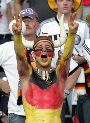Deutscher Fan mit Körperbemalung in den Nationalfarben macht Stimmung Fußball EM Herren Euro 2008, Länderspiel, Finale, Nationalmannschaft, Einzelbild Wien Begeisterung