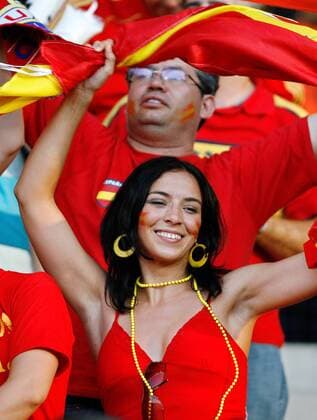 Weiblicher spanischer Fan gut gelaunt -  Fußball EM Herren EURO 2008, Länderspiel, Finale, Nationalteam Einzelbild Wien Sinnlichkeit,