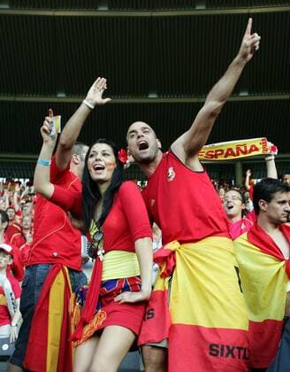 Spanische Fans sorgen für gute Stimmung -  Fußball EM Herren EURO 2008, Länderspiel, Finale, Nationalteam Gruppe Wien Freude, Begeisterung