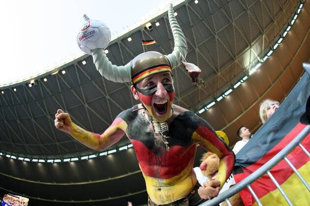 Deutscher Fan mit Körperbemalung in Landesfarben - Fußball Länderspiel Herren EURO 2008, EM, Nationalteam, Finale Einzelbild Wien Freude, Begeisterung