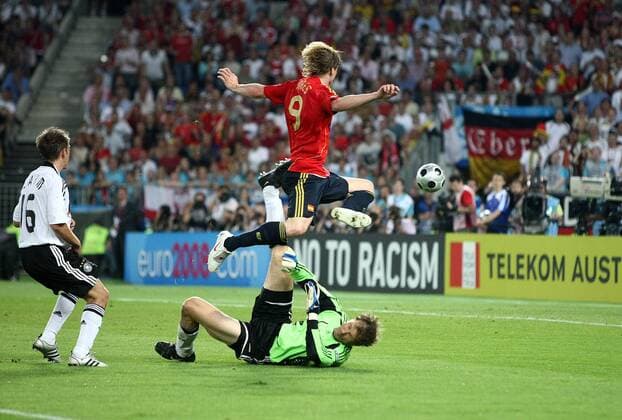 Fernando Torres (Spanien, 9) macht das 0:1 gegen Torwart Jens Lehmann und Philipp Lahm (beide Deutschland) - Fußball EM Herren Euro 2008, Länderspiel, Finale, Nationalmannschaft, Nationaltrikot, Deutschland - Spanien Gruppe Wien Dynamik,