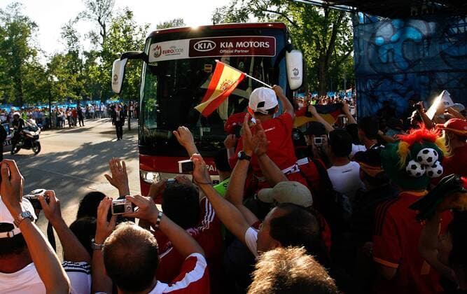 Spanische Fans begrüßen den Mannschaftsbus von Spanien -  Fußball EM Herren EURO 2008, Länderspiel, Finale, Nationalteam Totale Wien Freude,