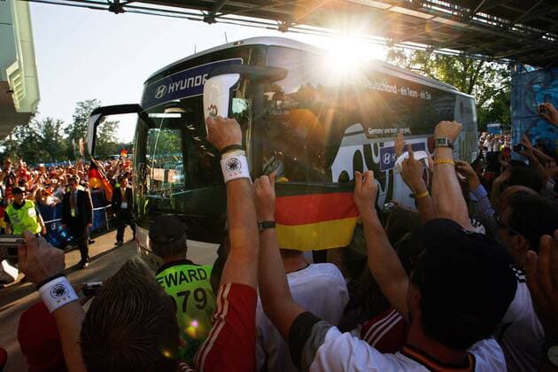 Deutsche Fans begrüßen den Mannschaftsbus von Deutschland -  Fußball EM Herren EURO 2008, Länderspiel, Finale, Nationalteam Totale Wien