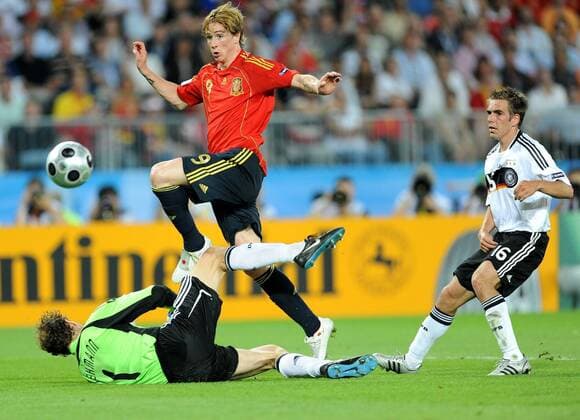 Fernando Torres (Spanien, Mitte) trifft gegen Torwart Jens Lehmann und Philipp Lahm (beide Deutschland) zum 1:0 - Fußball Länderspiel Herren EURO 2008, EM, Nationalteam, Nationaltrikot, Deutschland - Spanien Gruppe o0 Finale Wien Dynamik, Kampf,