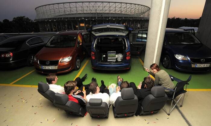 Chauffeure haben die Rücksitze ihrer Fahrzeuge ausgebaut und verfolgen das Euro 2008 Finale per Laptop auf dem Parkplatz - Fußball EM Herren Euro 2008, Länderspiel, Finale, Nationalmannschaft, Gruppe Wien