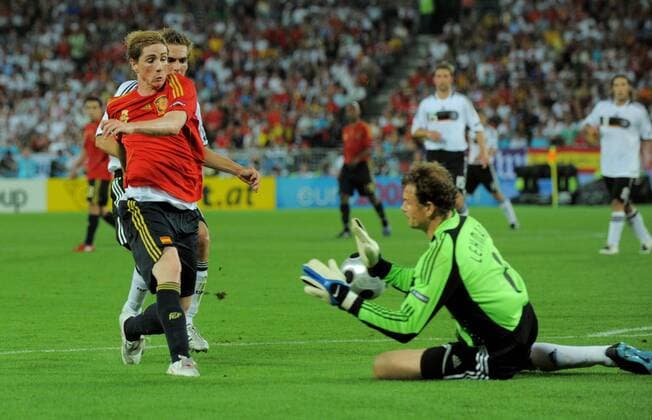 Fernando Torres (Spanien) trifft gegen Torwart Jens Lehmann (Deutschland) zum 1:0 Fußball EM Herren EURO 2008, Finale, Nationalteam, Nationaltrikot, Deutschland - Spanien Gruppe Wien Dynamik,