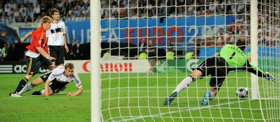 Fernando Torres (Spanien) trifft gegen Torwart Jens Lehmann nach einem Kopfball nur den Pfosten, Per Mertesacker (beide Deutschland) konnte es nicht verhindern Fußball EM Herren EURO 2008, Finale, Nationalteam, Nationaltrikot, Deutschland - Spanien Gruppe Wien Dynamik,