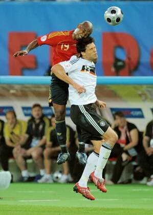 Michael Ballack (Deutschland, re.) gegen Marcos Senna (Spanien) - Zusammenprall Fußball EM Herren EURO 2008, Finale, Nationalteam, Nationaltrikot, Deutschland - Spanien Gruppe Wien Dynamik, Kampf,