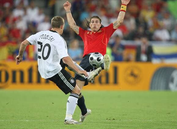 Sergio Ramos (Spanien, re.) gegen Lukas Podolski (Deutschland) Fußball Länderspiel Herren EURO 2008, EM, Nationalteam, Nationaltrikot, Deutschland - Spanien 0:1 Gruppe Wien Dynamik, Kampf,