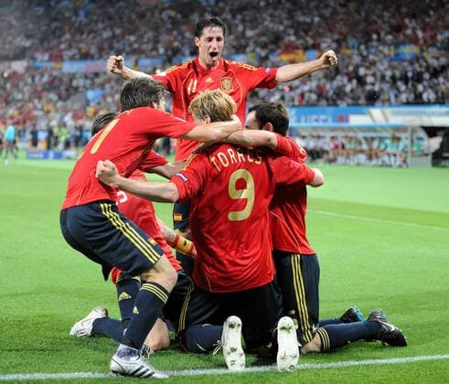 Torjubel Spanien - Torschütze Fernando Torres (Mitte) lässt sich feiern - Fußball EM Herren EURO 2008, Länderspiel, Finale, Nationalteam, Nationaltrikot Gruppe Wien Freude,