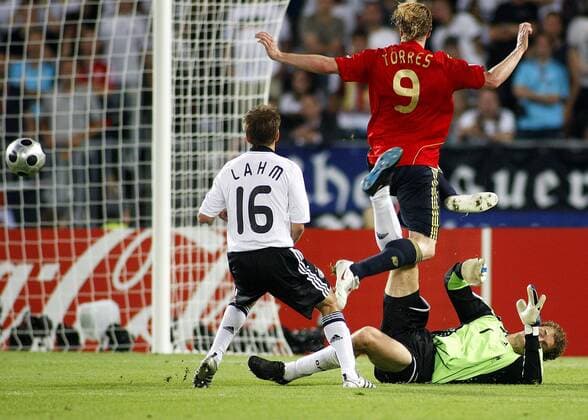 Fernando Torres (Spanien, 9) trifft zum 0:1 gegen Philipp Lahm (li.) und Torwart Jens Lehmann (beide Deutschland) -  Fußball EM Herren Euro 2008, Länderspiel, Finale, Nationalmannschaft, Nationaltrikot, Deutschland - Spanien 0:1 Gruppe Wien Dynamik,