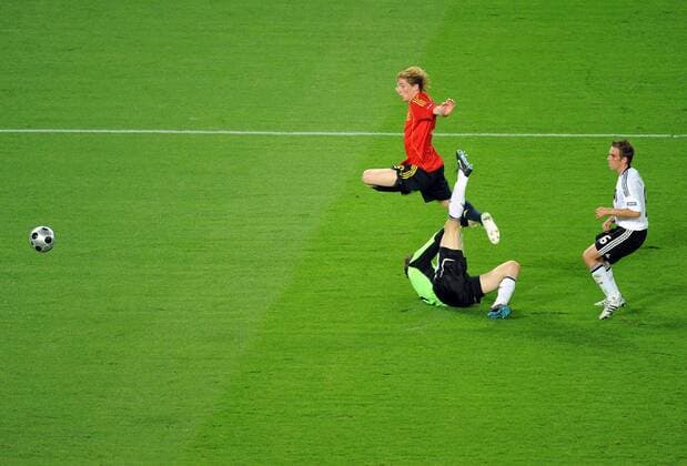 Fernando Torres (Spanien, li.) erzielt gegen Torwart Jens Lehmann und Philipp Lahm (beide Deutschland) das Tor zum 0:1 - Fußball EM Herren EURO 2008, Länderspiel, Finale, Nationalteam, Nationaltrikot, Deutschland - Spanien 0:1 Totale Wien