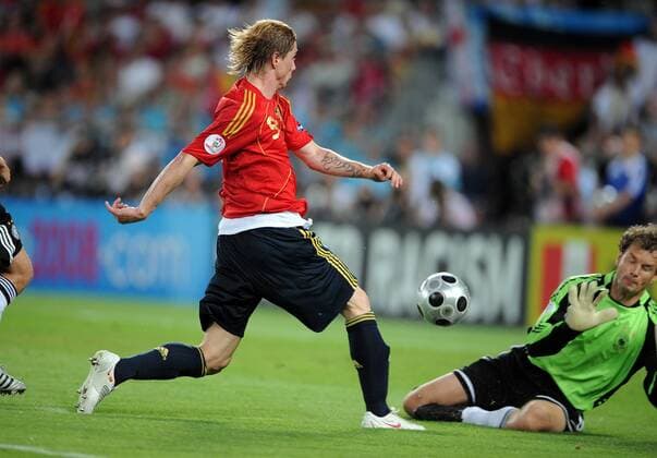 Fernando Torres (Spanien) erzielt gegen Torwart Jens Lehmann (Deutschland) das Tor zum 0:1- Fußball EM Herren EURO 2008, Länderspiel, Finale, Nationalteam, Nationaltrikot, Deutschland - Spanien 0:1 Gruppe Wien
