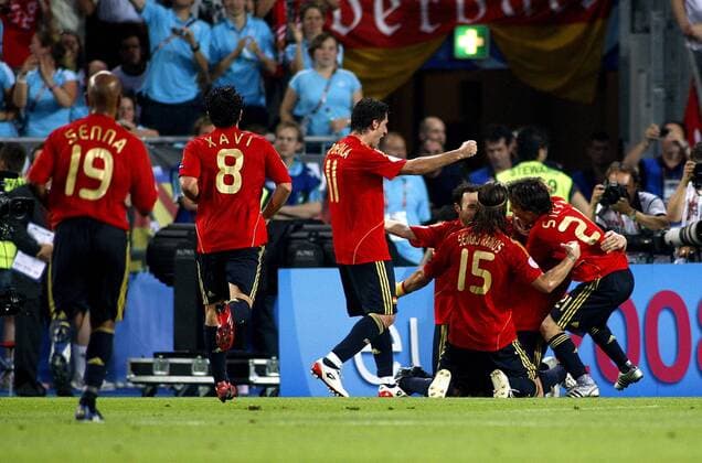 Torjubel Spanien, v.li.: Marcos Senna, Xavi Hernandez, Joan Capdevila, Sergio Ramos und David Silva -  Fußball EM Herren Euro 2008, Länderspiel, Finale, Nationalmannschaft, Nationaltrikot, Gruppe Wien Freude,