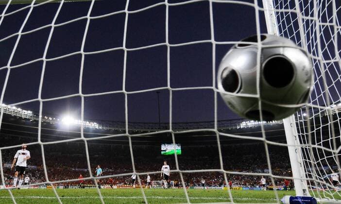 Ball zappelt im Netz - Fernando Torres (Spanien) hat das Tor zum 0:1 erzielt - Fußball EM Herren EURO 2008, Länderspiel, Finale, Nationalteam, Nationaltrikot, Deutschland - Spanien 0:1 Einzelbild Wien