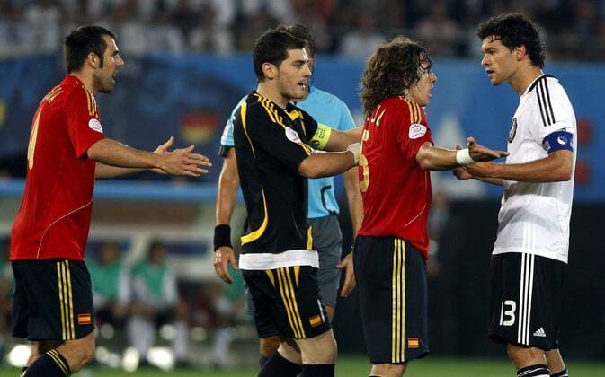 Michael Ballack (Deutschland, re.) im Streitgespräch mit Carles Puyol (Spanien) -  - NOxONLINExUSE Fußball Länderspiel Herren EURO 2008, EM, Nationalteam, Nationaltrikot, Finale, Gruppe Wien Spannung,