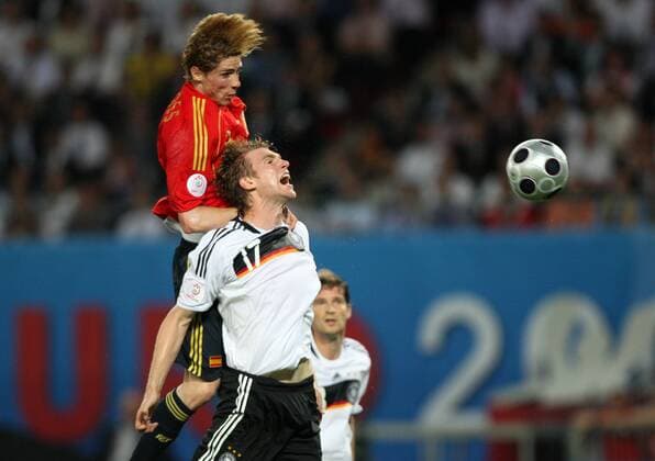 Per Mertesacker (Deutschland, vorn) gegen Fernando Torres (Spanien) Fußball EM Herren Euro 2008, Länderspiel, Finale, Nationalmannschaft, Nationaltrikot, Deutschland - Spanien 0:1 Gruppe Wien Dynamik,