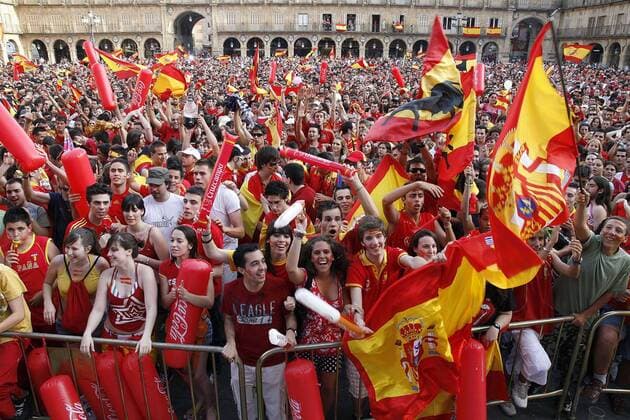 Public Viewing spanischer Fans in Salamanca -  - NOxONLINExUSE Fußball Länderspiel Herren EURO 2008, EM, Nationalteam, Finale, Totale Masse,