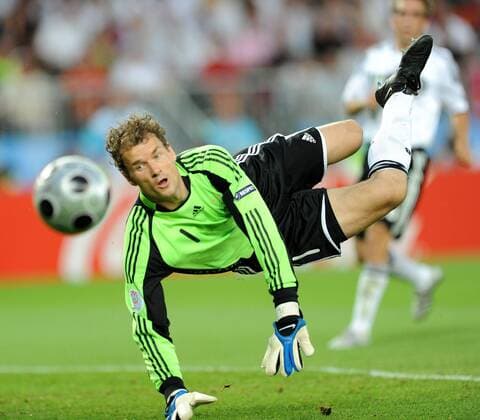 Torwart Jens Lehmann (Deutschland) schaut dem Ball hinterher - Fußball EM Herren Euro 2008, Länderspiel, Finale, Nationalmannschaft, Nationaltrikot, Einzelbild Wien Dynamik,