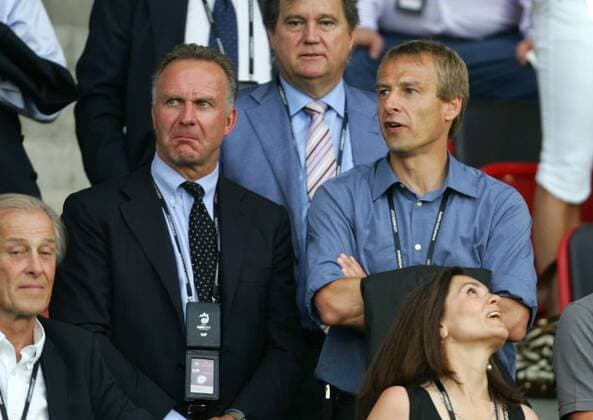 Vorstandsvorsitzender Karl Heinz Rummenigge (li.) und zukünftiger Trainer Jürgen Klinsmann (beide Deutschland FC Bayern München) auf der Tribüne beim Euro 2008 Finale Fußball EM Herren Euro 2008, Länderspiel, Finale, Nationalmannschaft, Gruppe Wien