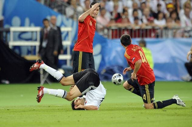 Michael Ballack (Deutschland, li.) gegen Carlos Marchena (Spanien) Fußball EM Herren EURO 2008, Länderspiel, Finale, Nationalteam, Nationaltrikot, Deutschland - Spanien 0:1 Gruppe Wien Kampf