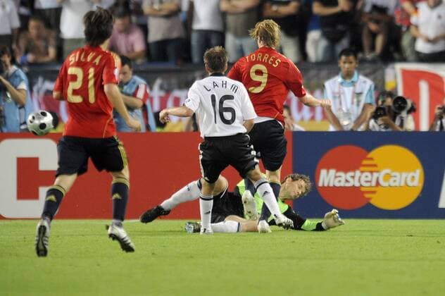 Fernando Torres (Spanien) erzielt gegen Torwart Jens Lehmann und Philipp Lahm (beide Deutschland) das Tor zum 0:1 Fußball EM Herren EURO 2008, Länderspiel, Finale, Nationalteam, Nationaltrikot, Deutschland - Spanien 0:1 Gruppe Wien