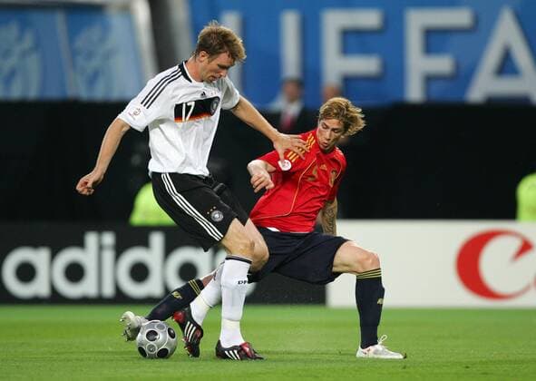 Per Mertesacker (Deutschland, li.) gegen Fernando Torres (Spanien) Fußball EM Herren Euro 2008, Länderspiel, Finale, Nationalmannschaft, Nationaltrikot, Deutschland - Spanien 0:1 Gruppe Wien Dynamik,