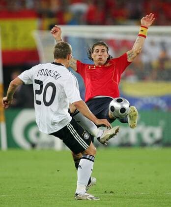 Sergio Ramos (Spanien, re.) gegen Lukas Podolski (Deutschland) Fußball EM Herren Euro 2008, Länderspiel, Finale, Nationalmannschaft, Nationaltrikot, Deutschland - Spanien 0:1 Gruppe Wien Dynamik,