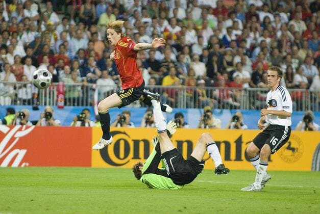 Fernando Torres (Spanien, li.) erzielt gegen Torwart Jens Lehmann und Philipp Lahm (beide Deutschland) das Tor zum 0:1 Fußball EM Herren EURO 2008, Länderspiel, Finale, Nationalteam, Nationaltrikot, Deutschland - Spanien 0:1 Gruppe Wien