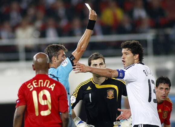 Michael Ballack (Deutschland, re.) bekommt von Schiedsrichter Roberto Rosetti (Italien) die gelbe Karte -  Fußball Länderspiel Herren EURO 2008, EM, Nationalteam, Nationaltrikot, Finale, Deutschland - Spanien 0:1 Gruppe Wien