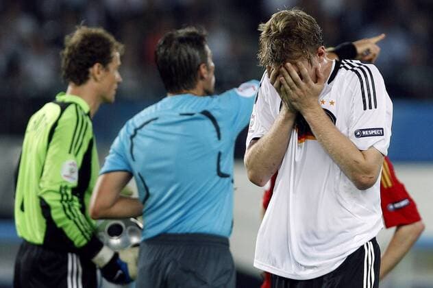 Per Mertesacker (Deutschland) verzweifelt -  - NOxONLINExUSE Fußball EM Herren EURO 2008, Länderspiel, Finale, Nationalteam, Nationaltrikot, Einzelbild Wien Enttäuschung,