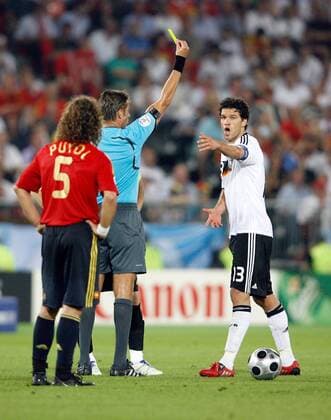 Michael Ballack (Deutschland, re.) bekommt von Schiedsrichter Roberto Rosetti (Italien) die gelbe Karte -  Fußball Länderspiel Herren EURO 2008, EM, Nationalteam, Nationaltrikot, Finale, Deutschland - Spanien 0:1 Gruppe Wien