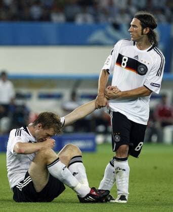 Torsten Frings hilft Per Mertesacker (beide Deutschland) auf die Beine -  - NOxONLINExUSE Fußball EM Herren EURO 2008, Länderspiel, Finale, Nationalteam, Nationaltrikot, Gruppe Wien Enttäuschung, Kameradschaft,