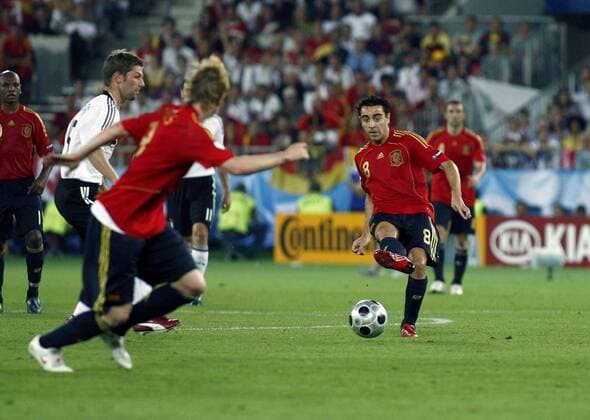 Xavi Hernandez (hi.) passt zu Fernando Torres (vorn, beide Spanien), der daraufhin das 0:1 schießt - Serie (1 6) -  - NOxONLINExUSE Fußball EM Herren Euro 2008, Länderspiel, Finale, Nationalmannschaft, Nationaltrikot, Deutschland - Spanien 0:1 Gruppe Wien Dynamik,