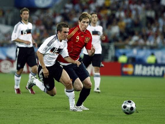 Philipp Lahm (Deutschland, li.) verliert das Duell gegen Fernando Torres (Spanien), der daraufhin das 0:1 schießt - Serie (2 6) -  - NOxONLINExUSE Fußball EM Herren Euro 2008, Länderspiel, Finale, Nationalmannschaft, Nationaltrikot, Deutschland - Spanien 0:1 Gruppe Wien Dynamik,