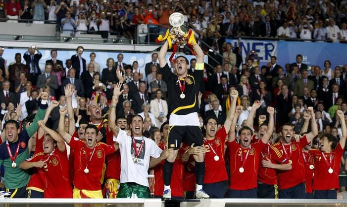Europameister 2008 Spanien - Kapitän Torwart Iker Casillas präsentiert den Pokal -  - NOxONLINExUSE Fußball EM Herren EURO 2008, Länderspiel, Finale, Nationalteam, Nationaltrikot Totale Wien Freude, Begeisterung,
