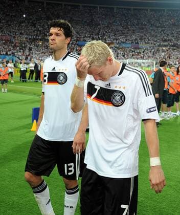 Michael Ballack (li.) und Bastian Schweinsteiger (beide Deutschland) - enttäuschter Abgang - Fußball Länderspiel Herren EURO 2008, EM, Nationalteam, Nationaltrikot, Finale, Gruppe Wien Enttäuschung,
