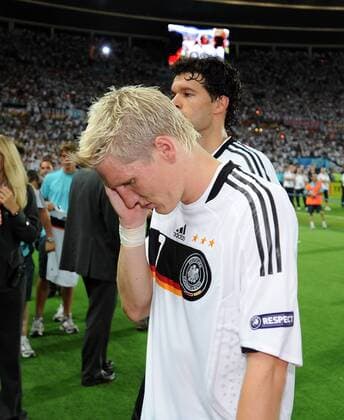 Bastian Schweinsteiger (vorn) und Michael Ballack (beide Deutschland) - enttäuschter Abgang - Fußball Länderspiel Herren EURO 2008, EM, Nationalteam, Nationaltrikot, Finale, Gruppe Wien Enttäuschung,