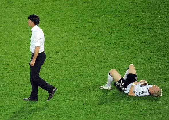 Bundestrainer Joachim Löw und Bastian Schweinsteiger (beide Deutschland) enttäuscht - Fußball Länderspiel Herren EURO 2008, EM, Nationalteam, Nationaltrikot, Finale, Gruppe Wien Enttäuschung,