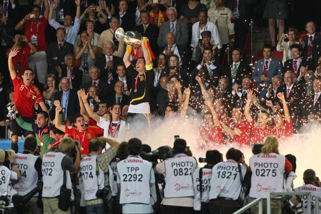 Spanien ist Europameister 2008 - Torwart Iker Casillas präsentiert die Trophäe -  Fußball EM Herren Euro 2008, Länderspiel, Finale, Nationalmannschaft, Totale Wien Freude,