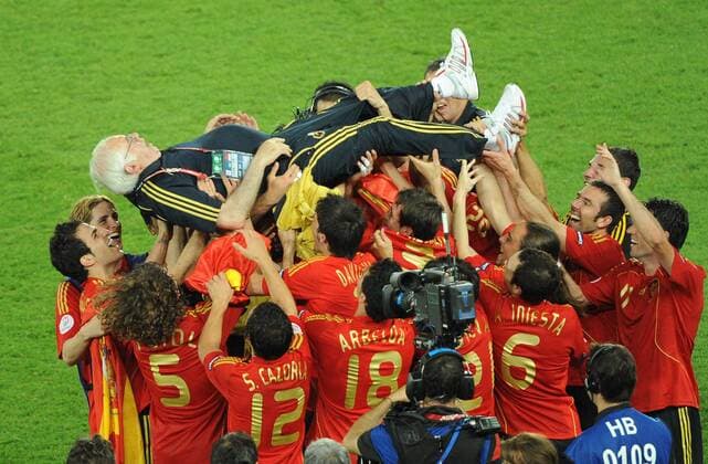 Spanien ist Europameister 2008 und lässt seinen Nationaltrainer Luis Aragones hochleben - Fußball Länderspiel Herren EURO 2008, EM, Nationalteam, Nationaltrikot, Finale, Totale Wien Freude, Begeisterung,