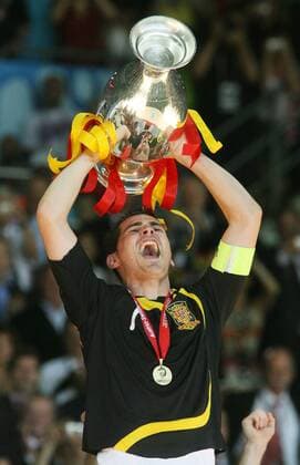 Europameister 2008 - Torwart Iker Casillas (Spanien) präsentiert den Pokal Fußball EM Herren EURO 2008, Länderspiel, Finale, Nationalteam, Nationaltrikot Einzelbild Wien Freude, Begeisterung,