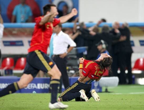 Spanien ist Europameister 2008 - Sergio Ramos (re.) jubelt -  Fußball EM Herren Euro 2008, Länderspiel, Finale, Nationalmannschaft, Nationaltrikot, Gruppe Wien Glück Freude, Begeisterung,